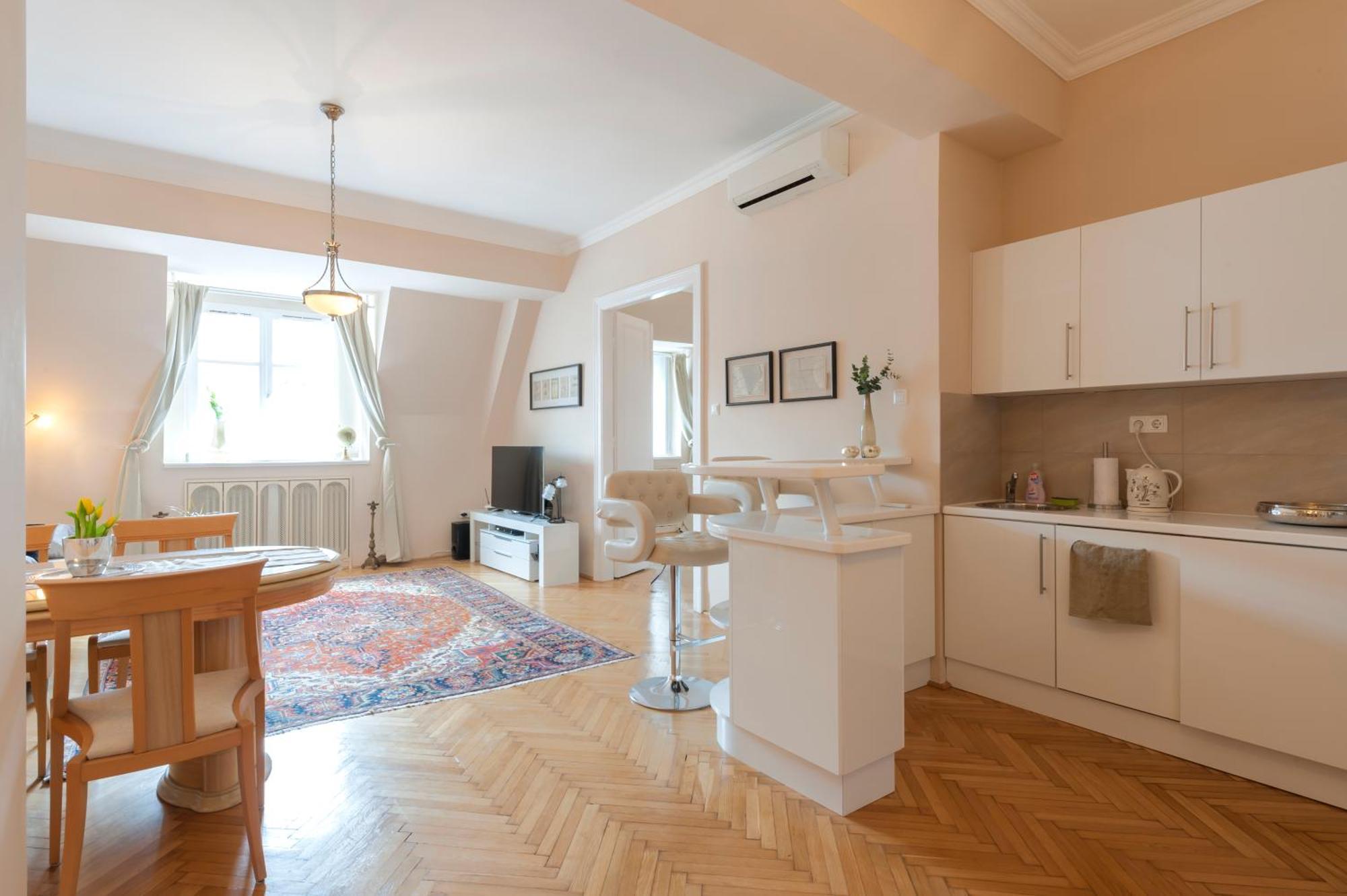 View To The Roofs Luxury Apartment With 2 Bedrooms 부다페스트 외부 사진