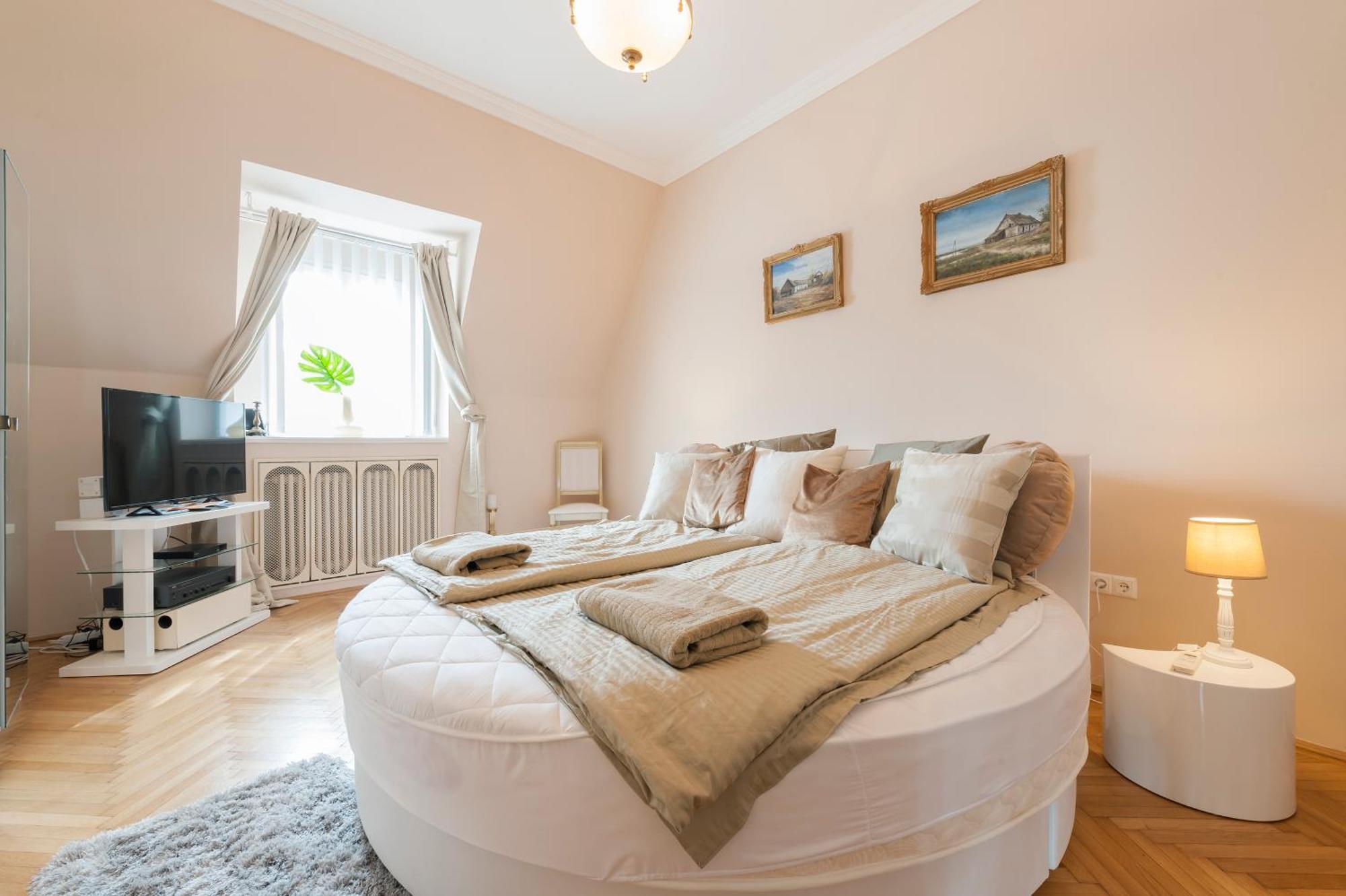 View To The Roofs Luxury Apartment With 2 Bedrooms 부다페스트 외부 사진