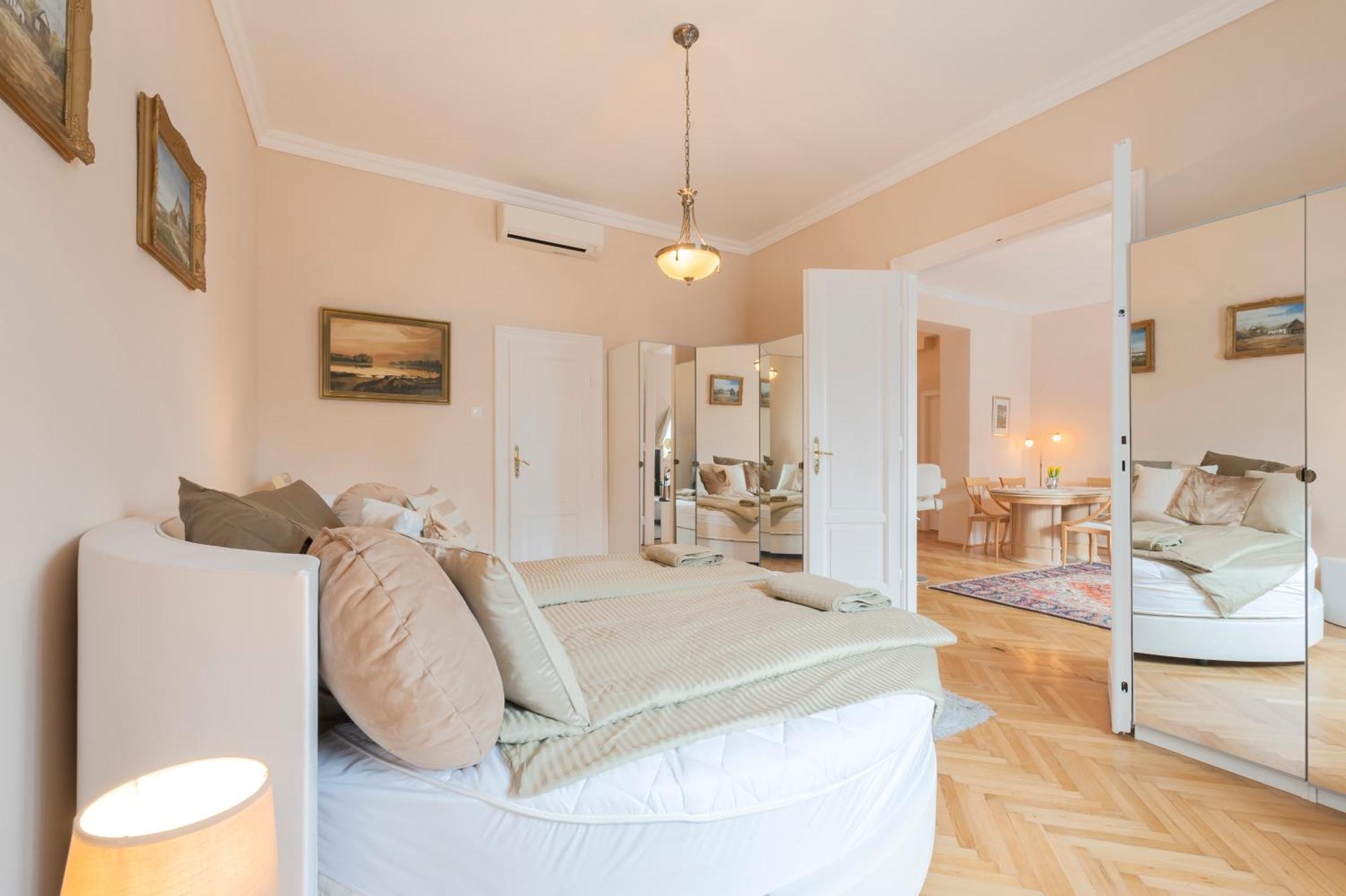 View To The Roofs Luxury Apartment With 2 Bedrooms 부다페스트 외부 사진