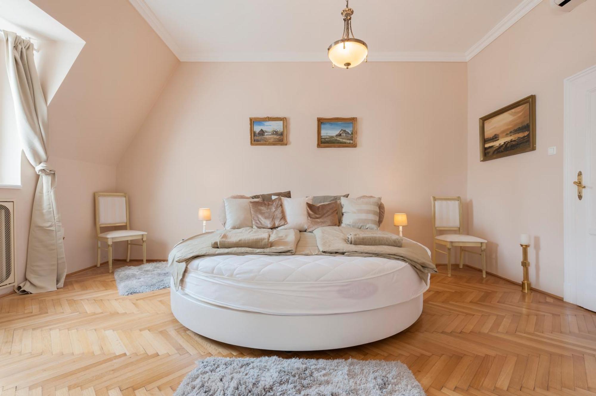 View To The Roofs Luxury Apartment With 2 Bedrooms 부다페스트 외부 사진